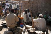 Na trhu ve vesnici Rhumsiki (Roumsiki) v pohoří Mandara. Oblíbenou součástí těchto trhů je popíjení místních alkoholických nápojů. Kamerun.