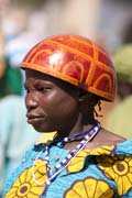 Žena ve vesnici Tourou v pohoří Mandara. Místním zvykem této vesnice jsou čepice z dřevěných kalabašů (druh tykve), které ženy nosí na hlavách. Kamerun.