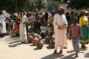 Prodej mstnho alkohoholu je dleitou soust trhu. Trh ve vesnici Tourou v poho Mandara. Kamerun.