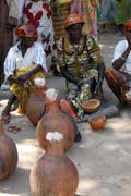 Prodej místního alkohoholu je důležitou součástí trhu. Trh ve vesnici Tourou v pohoří Mandara. Kamerun.