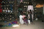 V domorodém domě. Oblast Národního parku Waza. Kamerun.
