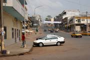 Ulice v hlavním městě Yaounde. Kamerun.