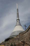 Věž na Ještědu byla postavena v letech 1963-1966. Její architekt Karel Hubáček za ní dostal Perretovu cenu za architekturu. Česká republika.