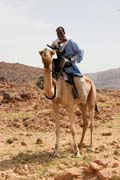 Tuareg ve slavnostním oděvu - objíždí nejbližší vesnice a hledá si nevěstu. Oblast pohoří Air. Niger.