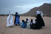Tanečnící a hudebníci na tradiční tuarežské svatbě. Oblasti pohoří Air. Niger.