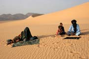 Rodina tuareskch nomd cch v bzkosti psench dun Arrakau. Pou Sahara. Niger.