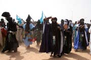 Tuaregové tančí na slavnosti Cure Salée (Léčba solí). Městečko In-Gall. Niger.