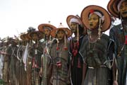 Muži z kočovného etnika Wodaabé (nazýváni též Bororo) před tancem Yaake. Slavnost Cure Salée (Léčba solí) ve městečku In-Gall. Niger.