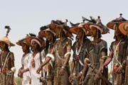 Muži z kočovného etnika Wodaabé (nazýváni též Bororo) tančí svůj tanec krásy nazývaný Yaake na své slavnosti Gerewol. Niger.