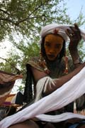 Mu z koovnho etnika Wodaab (nazvni t Bororo) se pipravuje na tanec Yaake. Slavnost Gerewol. Niger.