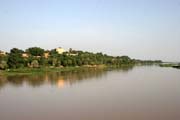 Řeka Niger v hlavním městě Niamey. Niger.