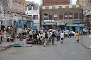 Ulice ve městě Aden v části zvané Kráter. Jemen.