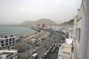 Pohled na hlavní třídu ve městě Al-Mukalla. Jemen.