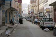 Ulice v přístavním městě Al-Mukalla. Jemen.