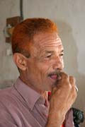 Šťastný uživatel katu. Město Hadibu na ostrově Socotra (Suqutra). Jemen.