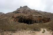 Malá jeskyně na jižním pobřeží ostrova Socotra (Suqutra). Jemen.