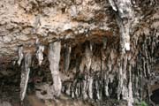 Malá jeskyně na jižním pobřeží ostrova Socotra (Suqutra). Jemen.