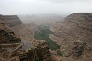 Údolí pod horou Jebel Kawkaban. Jemen.