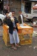 Trh na náměstí ve vesnici Shibam-Kawkaban. Jemen.