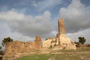 Pevnost Husn Thilla, která se tyčí nad vesnicí Thilla. Jemen.