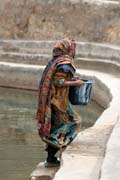 I dnes ženy přicházejí do cisterny pro vodu. Vesnice Hababah. Jemen.