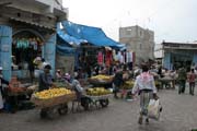 Trh ve středu města Ta'izz. Jemen.
