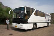 Dálkový autobus společnosti Yemitco. Skvěly servis. Jemen.