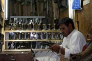 Prodej tradičních dýk džambií (jambiya) - skoro každý muž ji nosí. Trh ve staré čtvrti v Sana. Jemen.