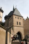 Hrad Karlštejn. Gotický hrad založený v roce 1348 Karlem IV. jako místo pro uložení královských pokladů, sbírek svatých relikvií a říšských korunovačních klenotů. Česká republika.