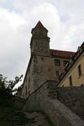 Bratislavský Hrad, postaven v 13. století, je mohutná obdélníková stavba se čtyřmi rohovými věžemi. Hrad se nachází nad Dunajem na vrcholku skály Malé Karpaty v centru Bratislavy. Slovensko.