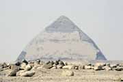 Skloněná pyramida v Dashuru. Egypt.