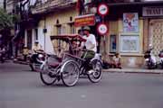 Rikša v ulicích stará Hanoie. Vietnam.