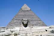 Sfinga a Chephrenova pyramida. Egypt.