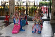 Chrám Erawan (San Phra Phrom), taneční představení vám zajistí štěstí, spokojenost, úspěch či lásku, Bangkok. Thajsko.