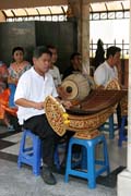 Chrm Erawan (San Phra Phrom), tanen pedstaven s ivou hudbou vm zajist tst , spokojenost, spch i lsku, Bangkok. Thajsko.