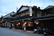 Podvečerní Kjóto ve čtvrti Gion. Japonsko.