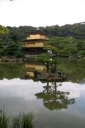 Chr�m Kinkaku-ji (naz�van� t� Chr�m Zlat�ho pavilovu) pat�� mezi zen buddhistick� chr�my, Kj�to. Japonsko.