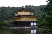 Chrm Kinkaku-ji (nazvan t Chrm Zlatho pavilovu) pat mezi zen buddhistick chrmy, Kjto. Japonsko.