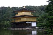 Chrám Kinkaku-ji (nazývaný též Chrám Zlatého pavilovu) patří mezi zen buddhistické chrámy, Kjóto. Japonsko.