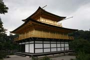 Chrm Kinkaku-ji (nazvan t Chrm Zlatho pavilovu) pat mezi zen buddhistick chrmy, Kjto. Japonsko.