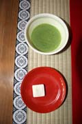 Občerstvení, které dostanete v tradiční čajovně v komplexu chrámu Kinkaku-ji, Kjóto. Japonsko.