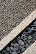 Známá karesansui kamenná zahrada uvnitř Ryoan-ji chrámu. Zahrada vznikla v pozdním 15. století. Kjóto. Japonsko.