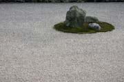 Známá karesansui kamenná zahrada uvnitř Ryoan-ji chrámu. Zahrada vznikla v pozdním 15. století. Kjóto. Japonsko.