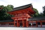 Chrám Shimogamo-jinja (Kamomioya-jinja), Kjóto. Japonsko.