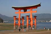 Torii (brána) na ostrově Miyajima slouží jako pomyslná brána svatyně Itsukushima ze strany od moře. Japonsko.