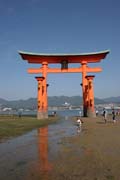 Torii (brána) na ostrově Miyajima slouží jako pomyslná brána svatyně Itsukushima ze strany od moře. Japonsko.