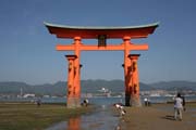 Torii (brána) na ostrově Miyajima slouží jako pomyslná brána svatyně Itsukushima ze strany od moře. Někdy je též nazývána plovoucí torii. Japonsko.