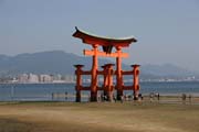 Torii (brána) na ostrově Miyajima slouží jako pomyslná brána svatyně Itsukushima ze strany od moře. Někdy je též nazývána plovoucí torii. Japonsko.