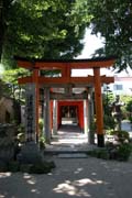 Torii ve svatyni Kushida vě městě Fukuoka. Japonsko.