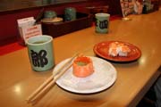 Žádná návštěva Japonska se neobejde bez návštěvy sushi restaurace. Zde je konkrétně sushi z města Fukuoka. Japonsko.